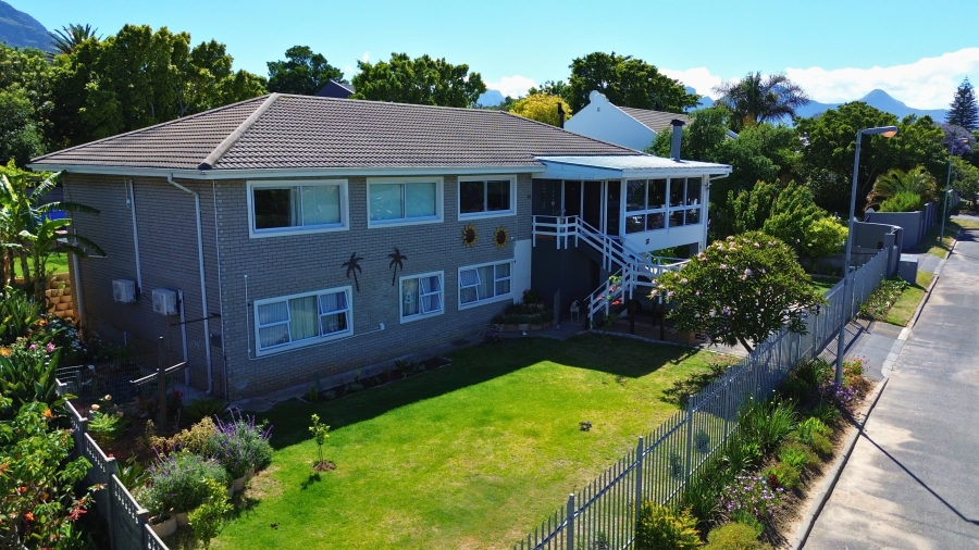 5 Bedroom Property for Sale in Die Wingerd Western Cape